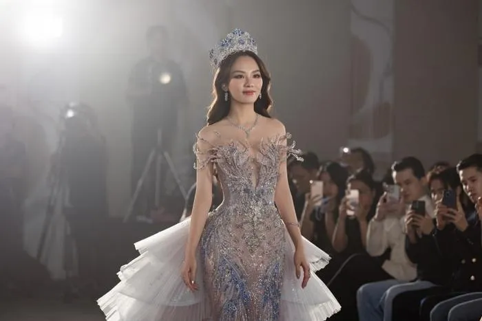 Cận cảnh chiếc váy lộng lẫy Mai Phương sẽ diện trong chung kết Miss World