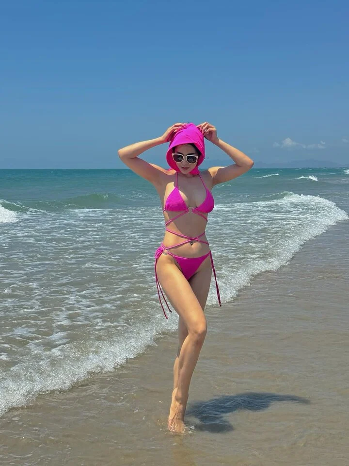 “Bà mẹ 2 con” Diệp Lâm Anh diện bikini siêu nhỏ khoe đường cong nóng bỏng