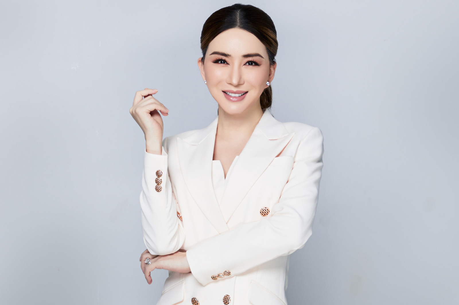 Dì Anne của Miss Universe có nguy cơ bị bắt vì tham ô