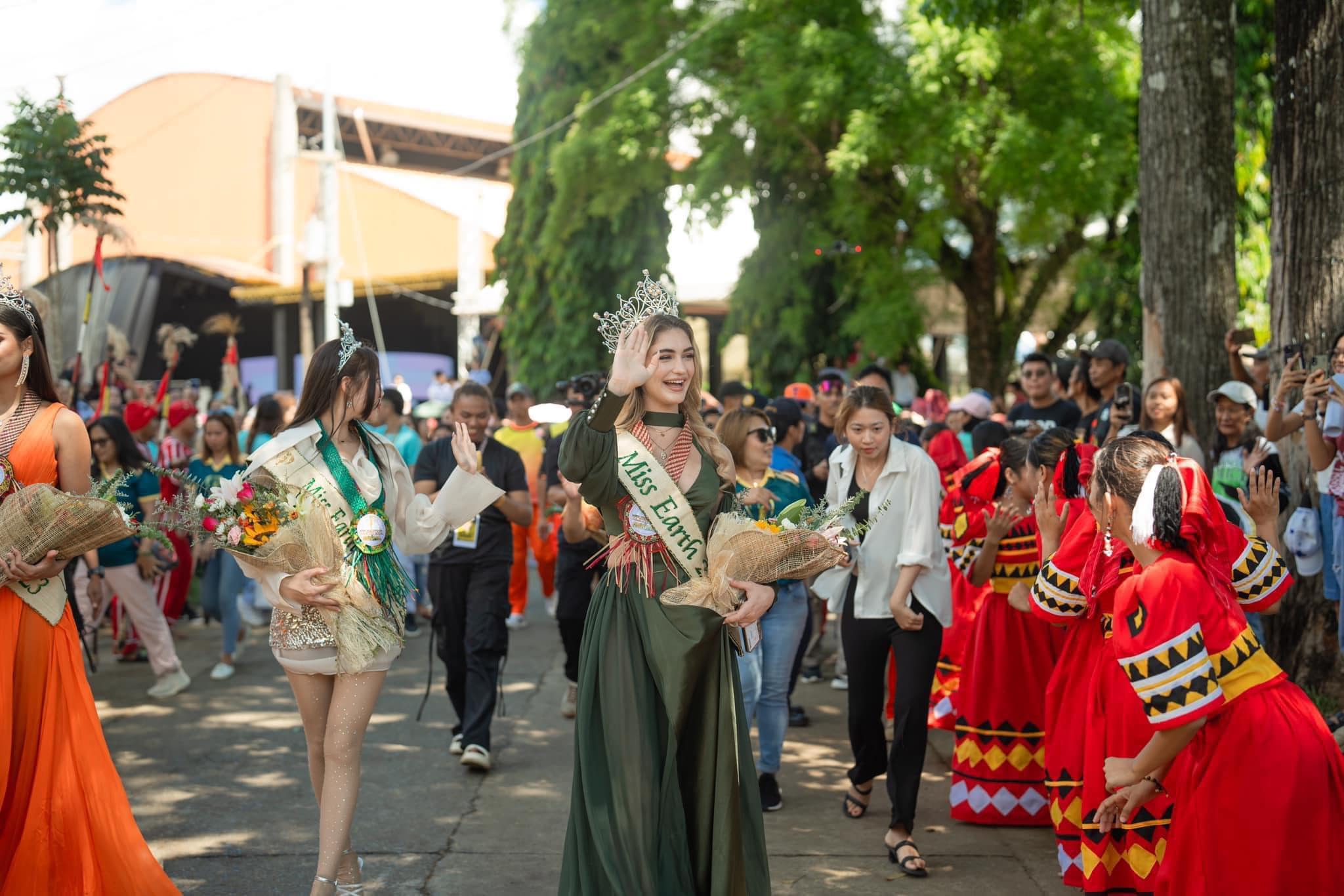 MISS EARTH 2023 GÂY TRANH CÃI VÌ DIỆN ĐỒ HỞ BẠO KHI THĂM NGƯỜI DÂN TẠI PHILIPPINES