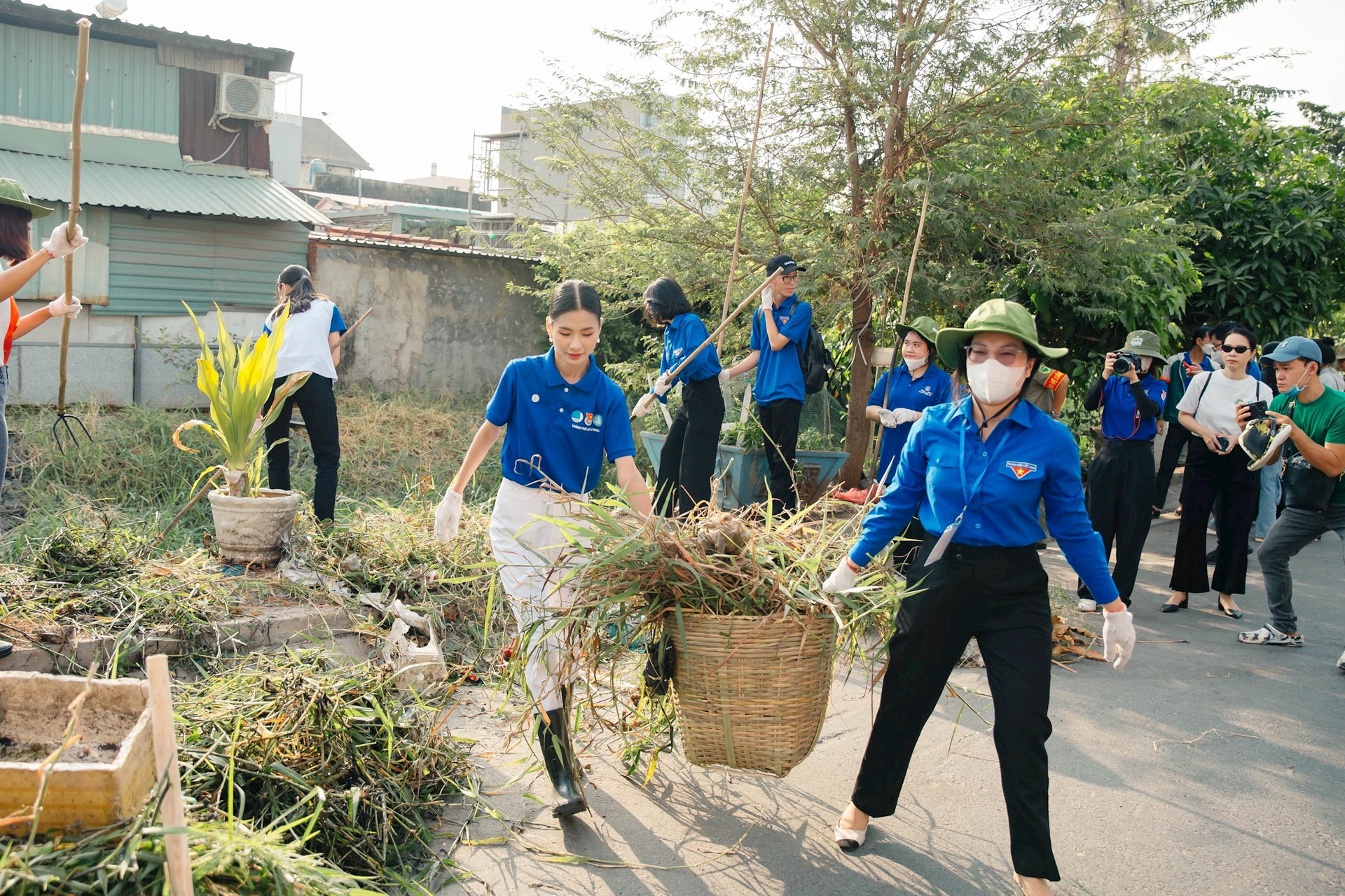 HOA HẬU THANH HÀ MANG TIỀN THƯỞNG LÀM DỰ ÁN BẢO VỆ MÔI TRƯỜNG