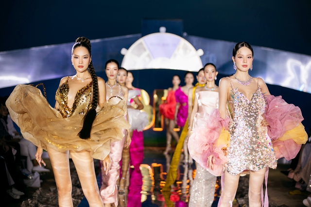 VIETNAM BEAUTY FASHION FEST 8 MÃN NHÃN TRÊN CON TÀU KỲ QUAN