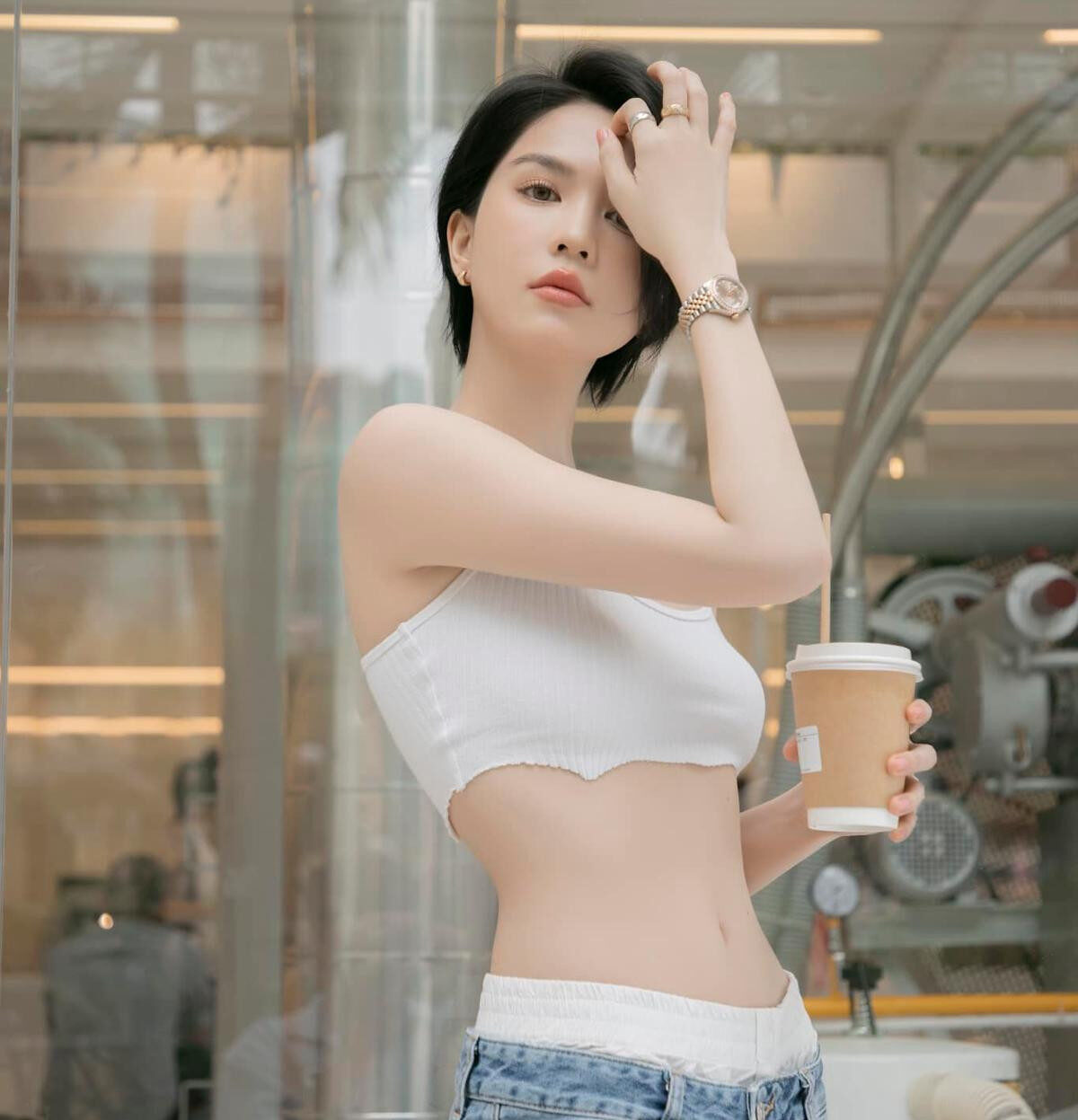 NGỌC TRINH CHUỘNG CROPTOP KHOE VÒNG EO 56