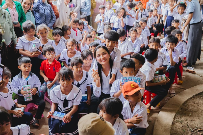 H’HEN NIÊ TRAO THƯ VIỆN TẠI NINH THUẬN, HOÁ THÀNH SÓI KỂ CHUYỆN CHO HỌC SINH