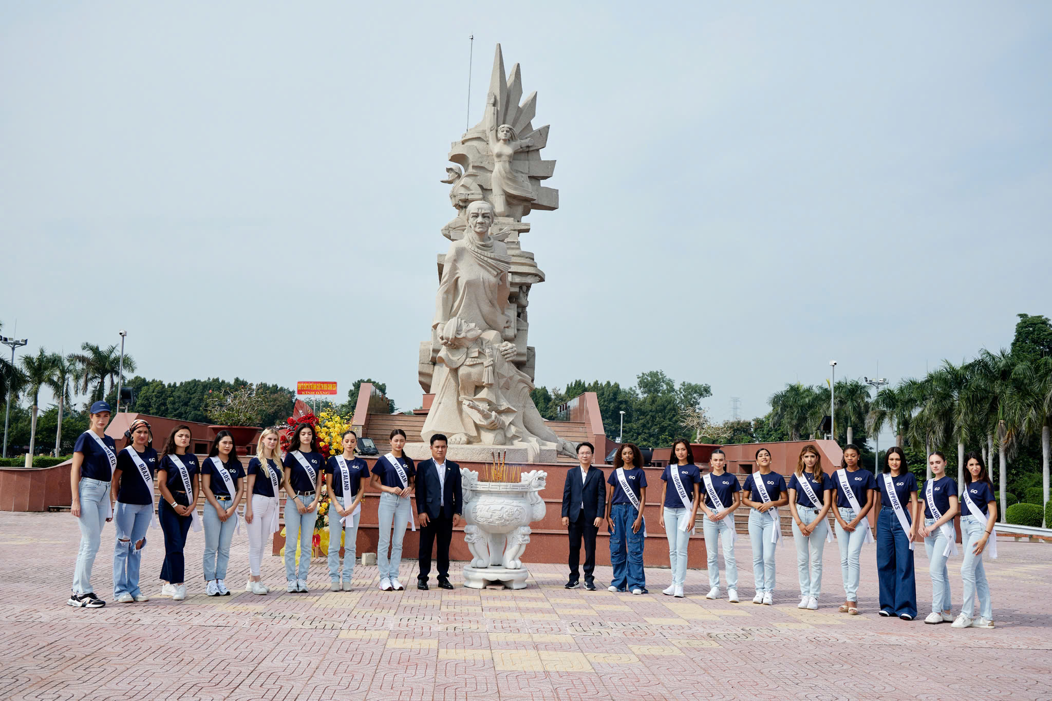 DÀN NGƯỜI ĐẸP MISS COSMO 2024 TẶNG QUÀ, TRAO YÊU THƯƠNG CHO CÁC EM HỌC SINH KHÓ KHĂN TẠI LONG AN